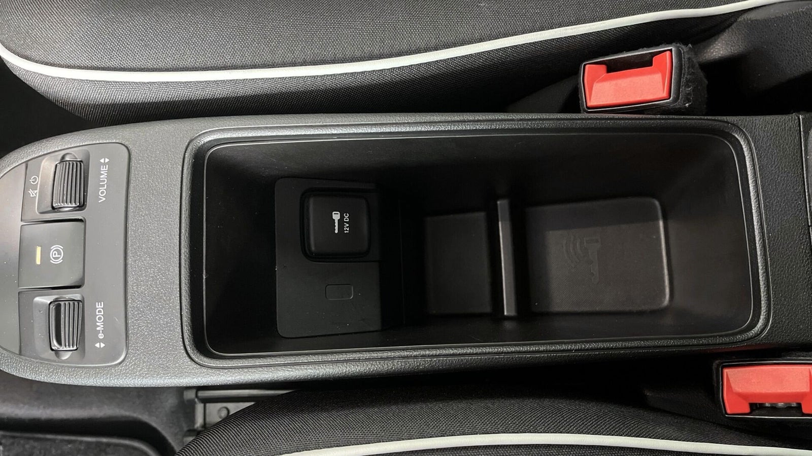 Grå Fiat 500e fra 2023