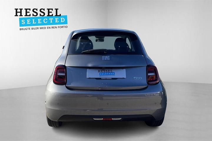 Grå Fiat 500e fra 2024