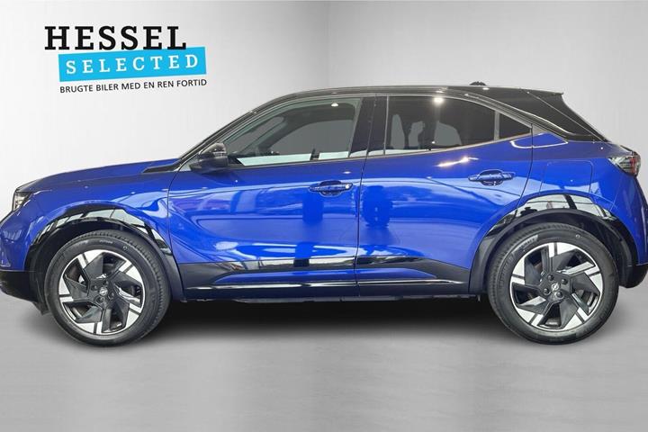 Blå Opel Mokka-e fra 2025