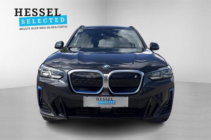 Grå BMW iX3 fra 2023