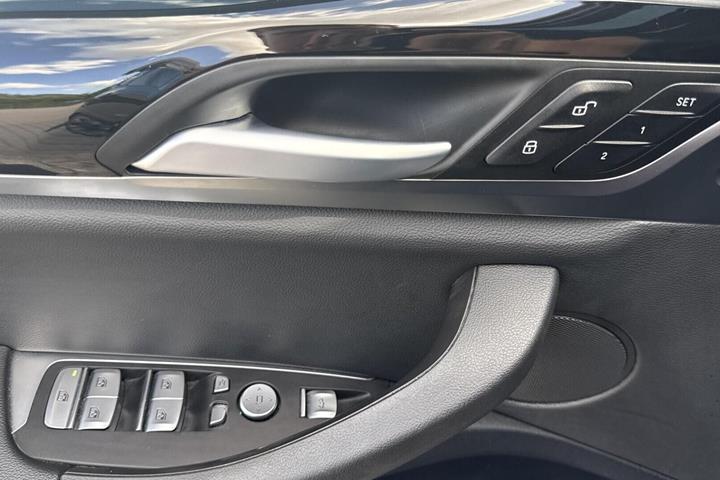 Grå BMW iX3 fra 2023