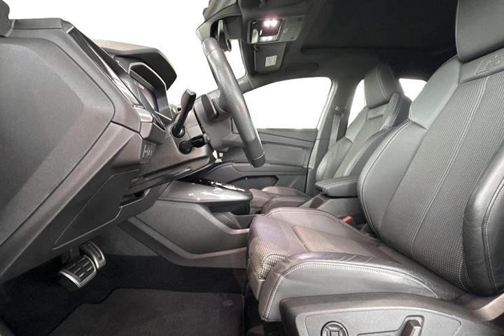 Blå Audi Q4 e-tron fra 2021