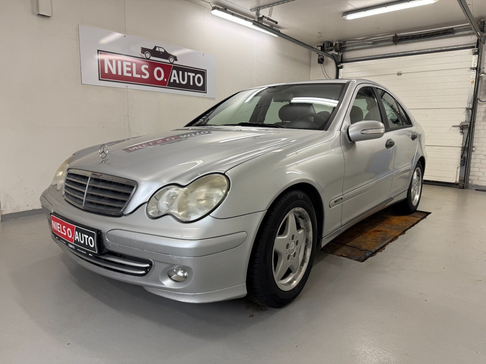 Sølv Mercedes C220 fra 2005