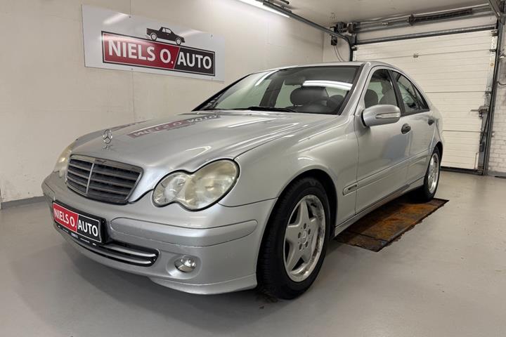 Sølv Mercedes C220 fra 2005