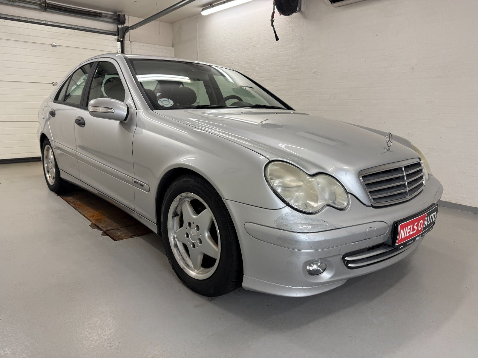 Sølv Mercedes C220 fra 2005