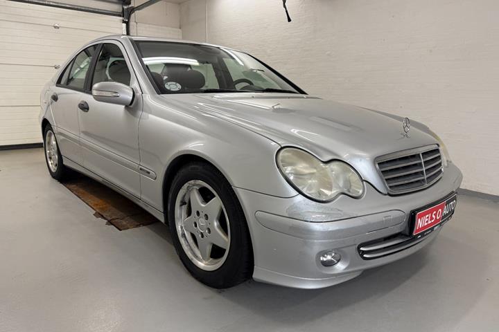 Sølv Mercedes C220 fra 2005