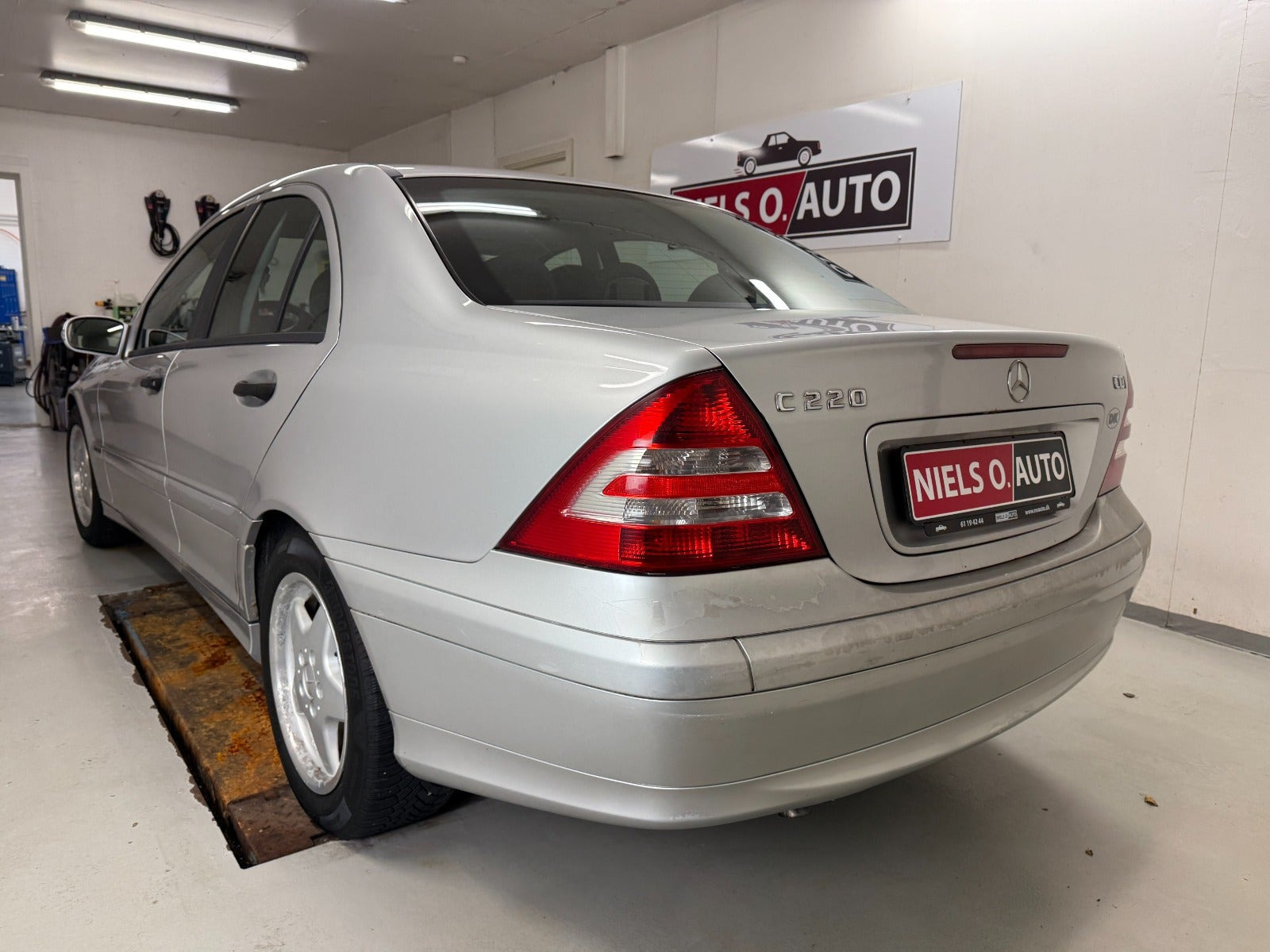Sølv Mercedes C220 fra 2005