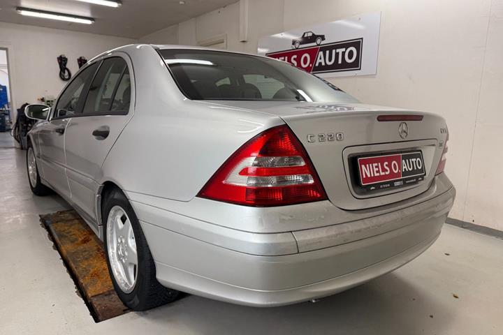 Sølv Mercedes C220 fra 2005
