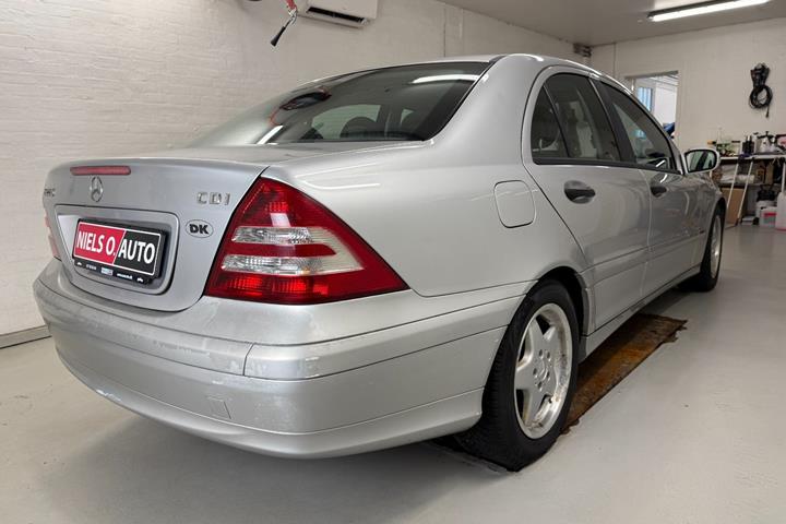 Sølv Mercedes C220 fra 2005