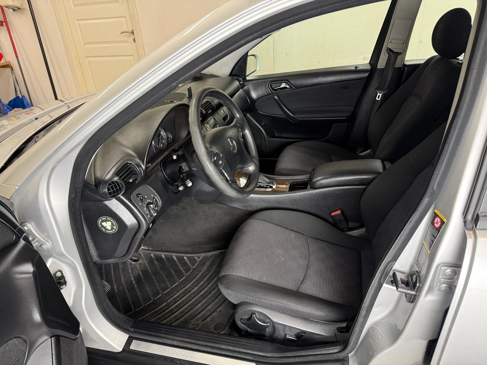 Sølv Mercedes C220 fra 2005
