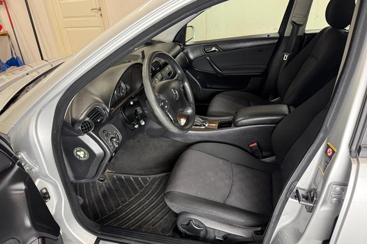 Sølv Mercedes C220 fra 2005