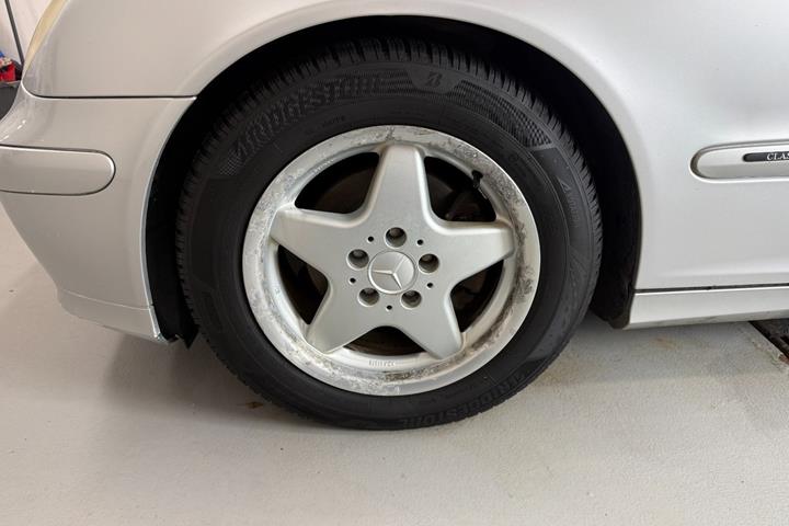 Sølv Mercedes C220 fra 2005