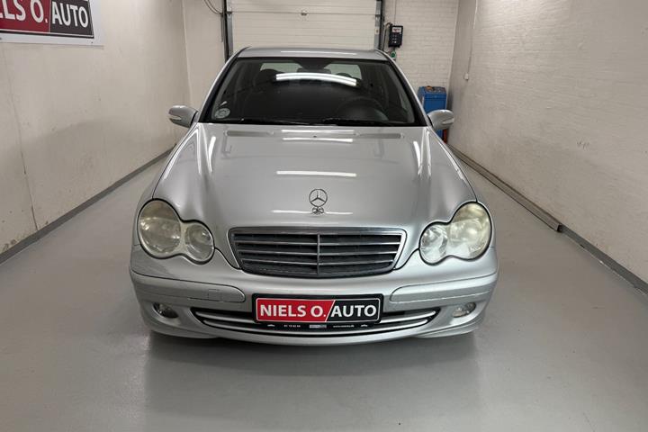 Sølv Mercedes C220 fra 2005