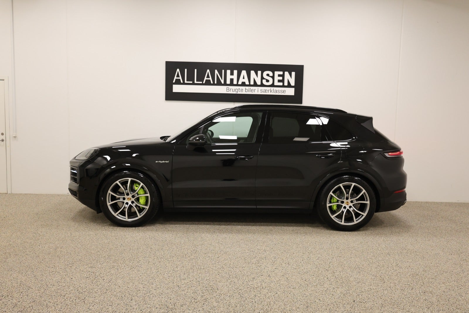 Sort Porsche Cayenne fra 2024