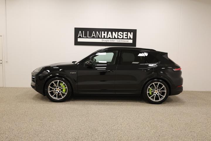 Sort Porsche Cayenne fra 2024