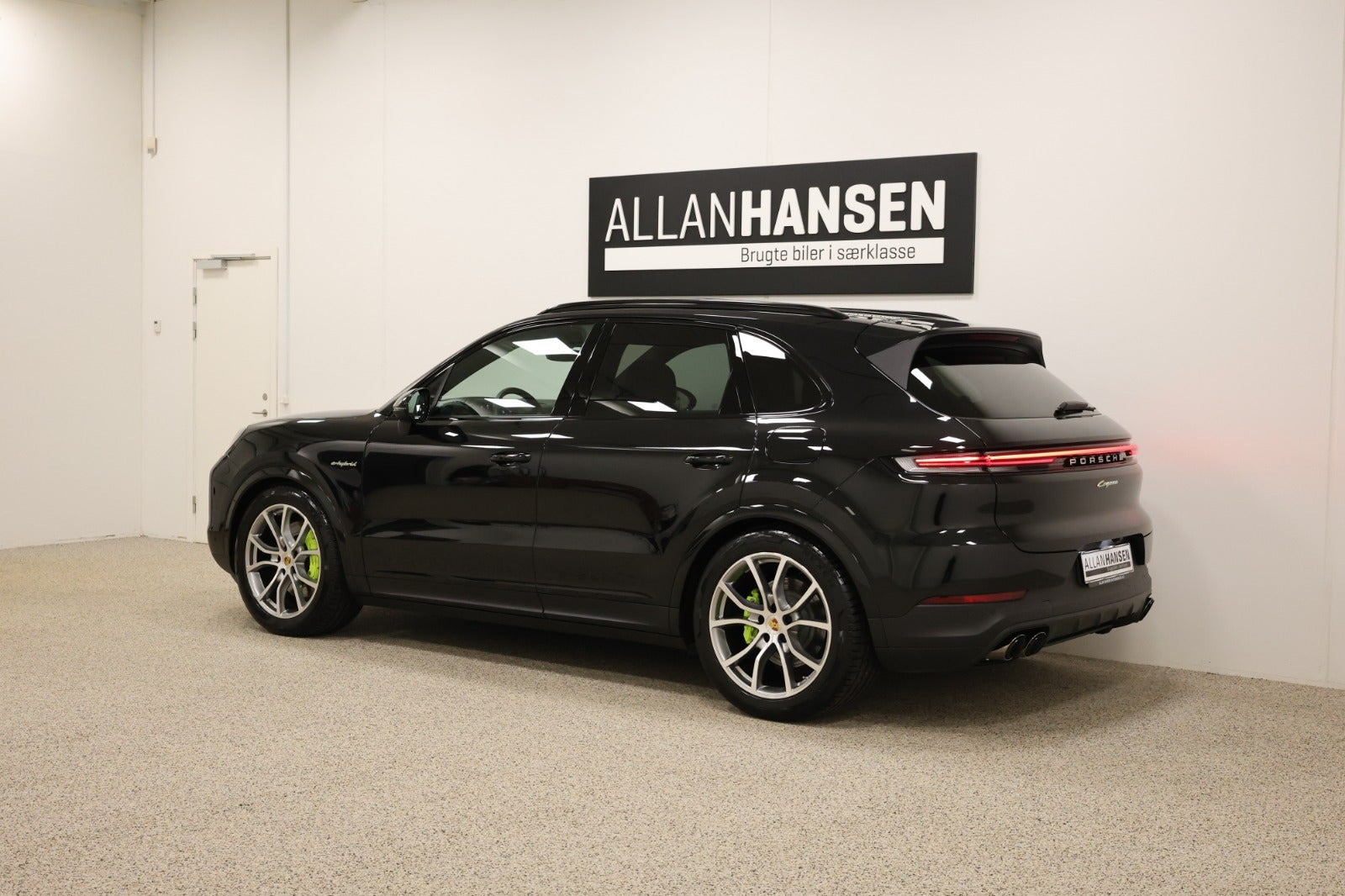 Sort Porsche Cayenne fra 2024