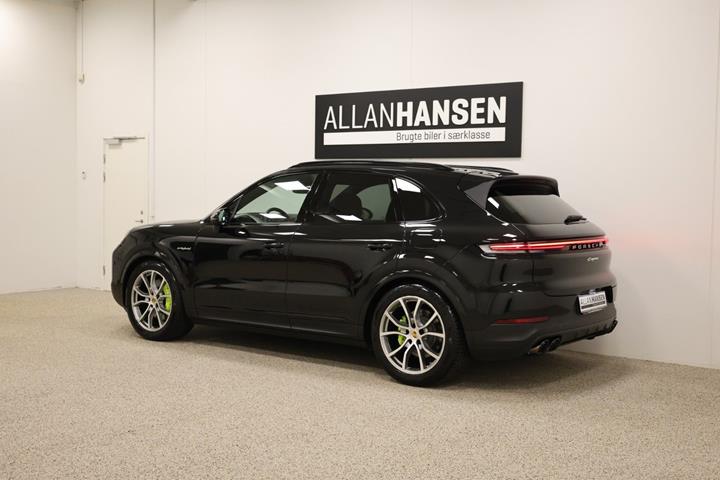 Sort Porsche Cayenne fra 2024