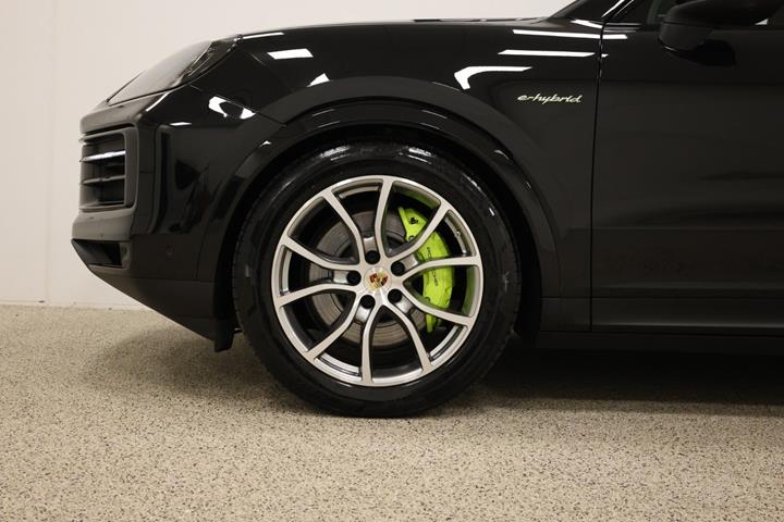 Sort Porsche Cayenne fra 2024