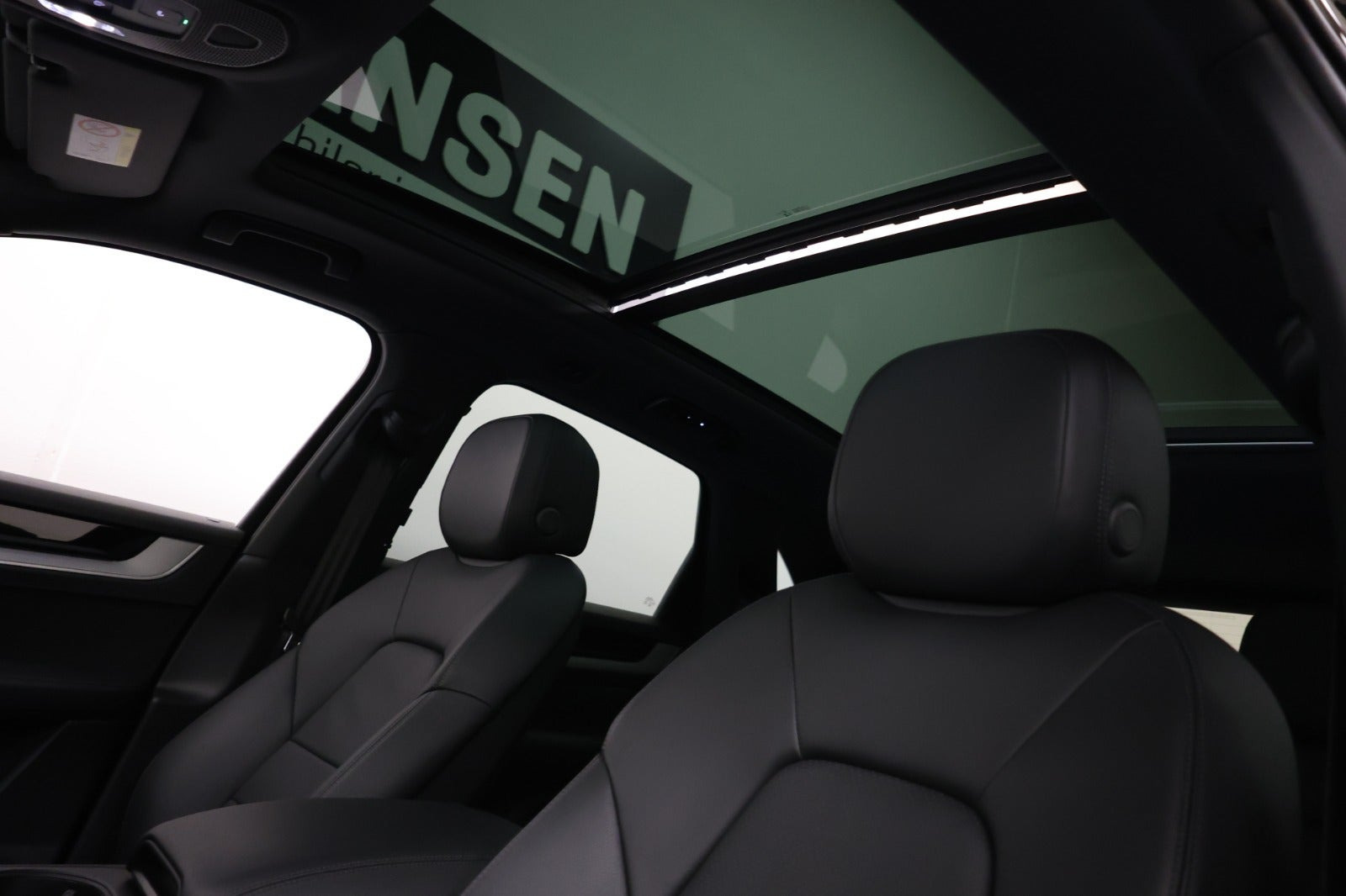 Sort Porsche Cayenne fra 2024