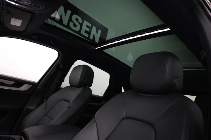 Sort Porsche Cayenne fra 2024