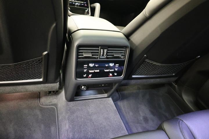 Sort Porsche Cayenne fra 2024