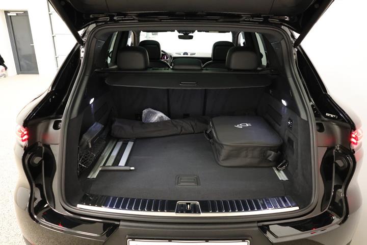 Sort Porsche Cayenne fra 2024
