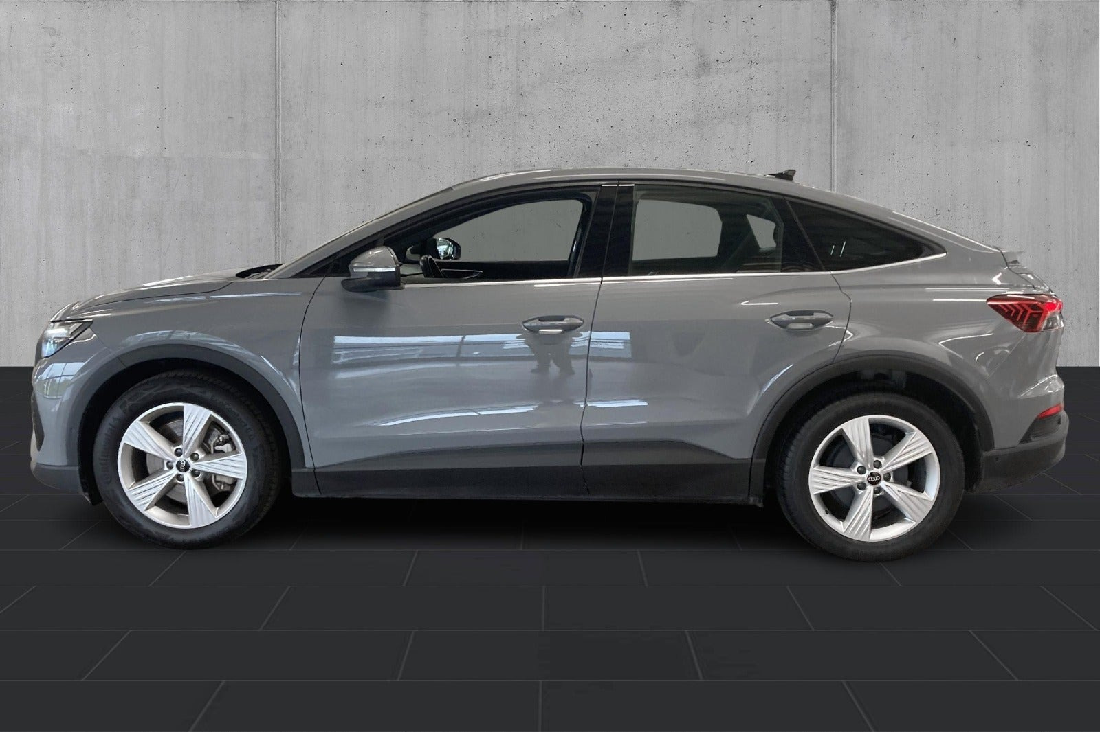 Grå Audi Q4 e-tron fra 2023