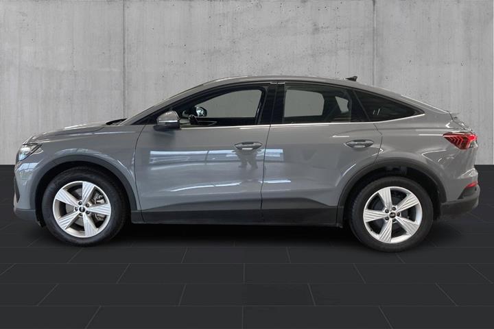 Grå Audi Q4 e-tron fra 2023
