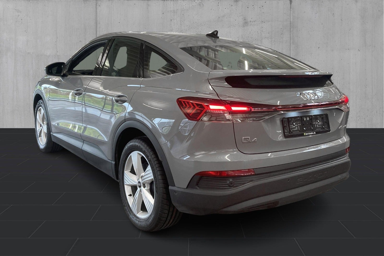 Grå Audi Q4 e-tron fra 2023