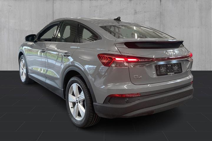 Grå Audi Q4 e-tron fra 2023