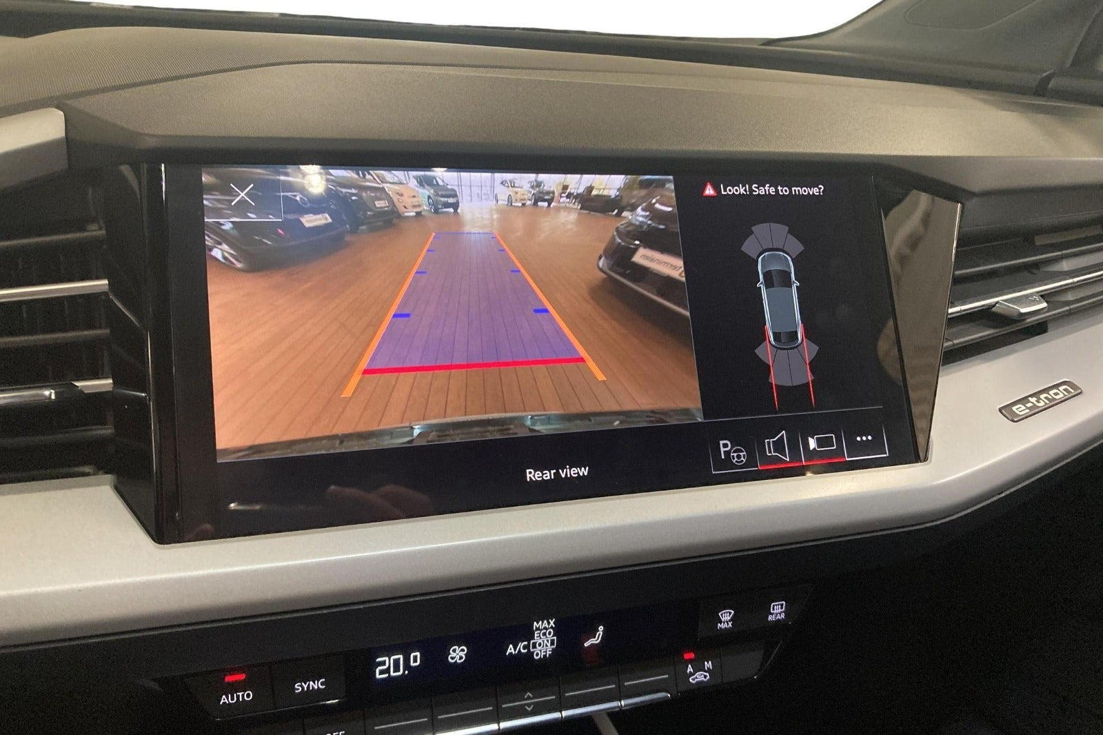 Grå Audi Q4 e-tron fra 2023