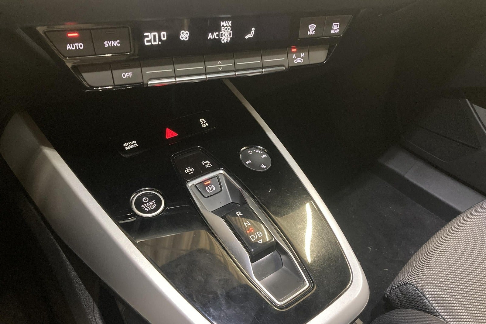 Grå Audi Q4 e-tron fra 2023