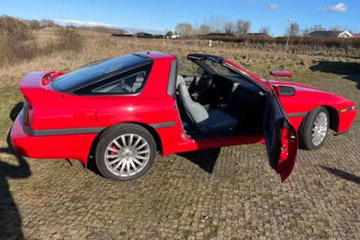 Rød Toyota Supra fra 1991