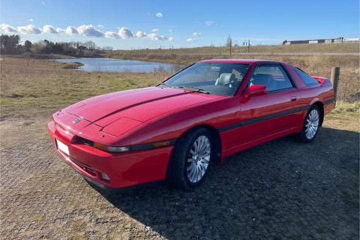 Rød Toyota Supra fra 1991