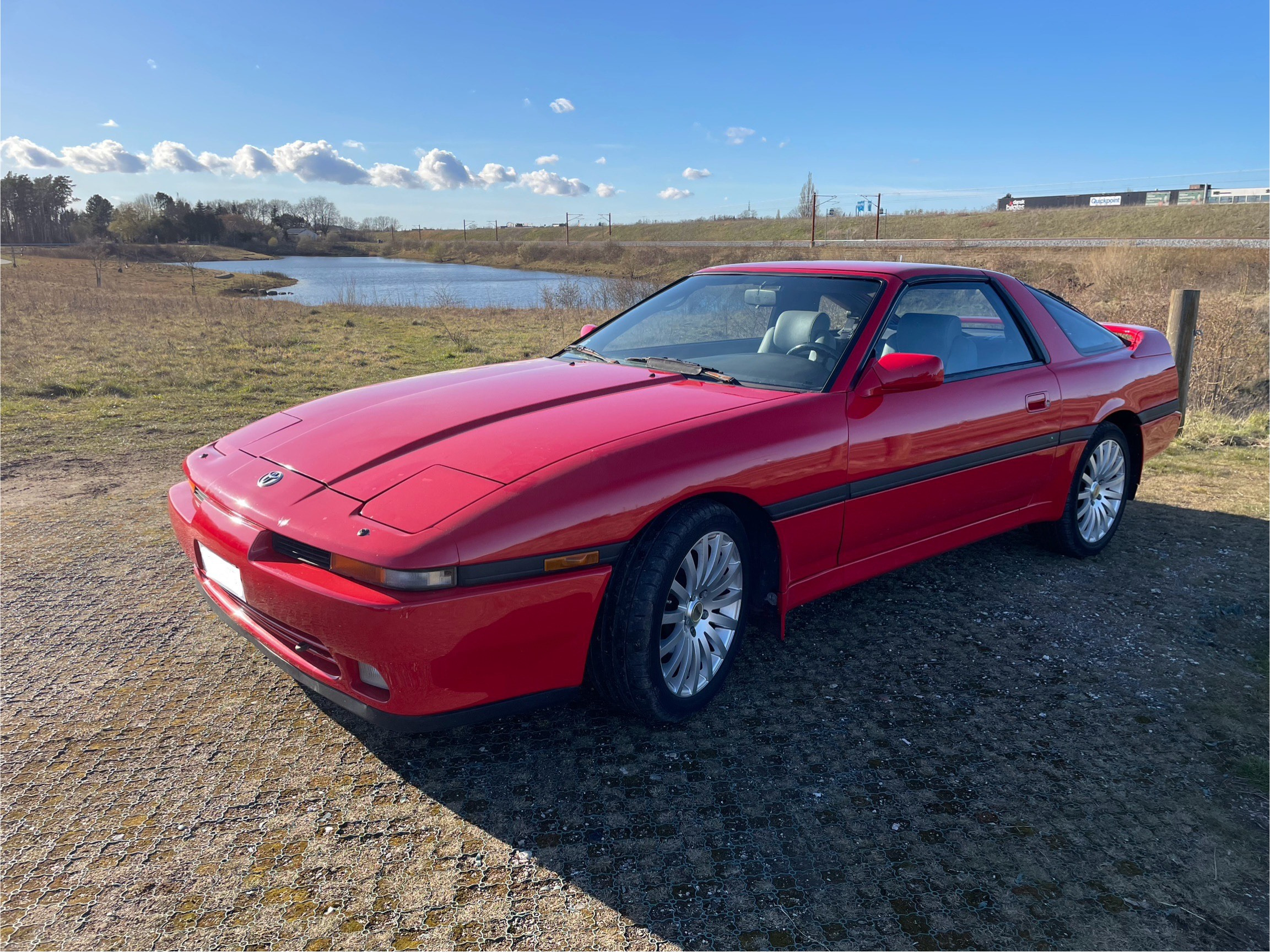 Rød Toyota Supra fra 1991