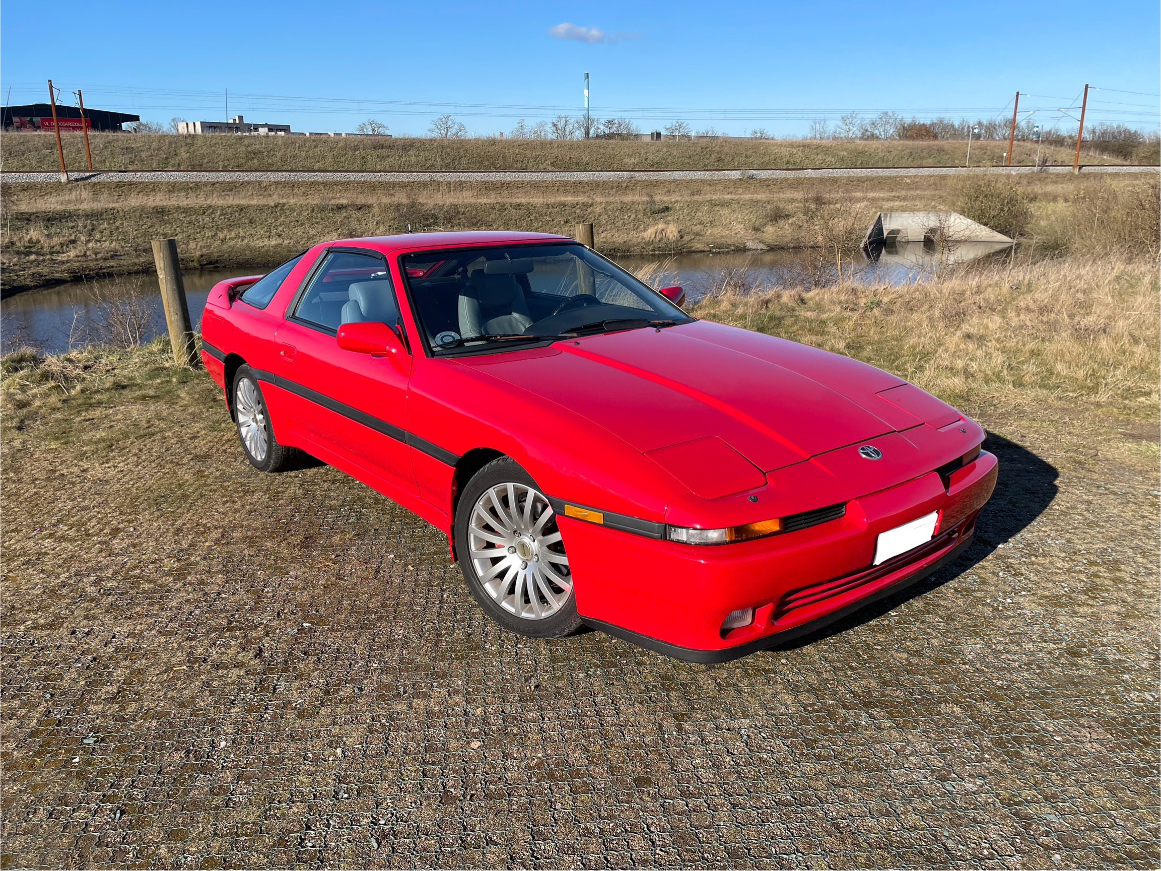 Rød Toyota Supra fra 1991