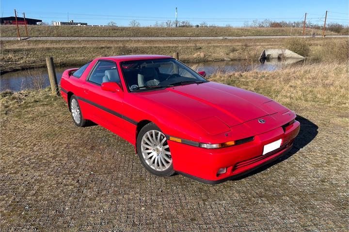 Rød Toyota Supra fra 1991