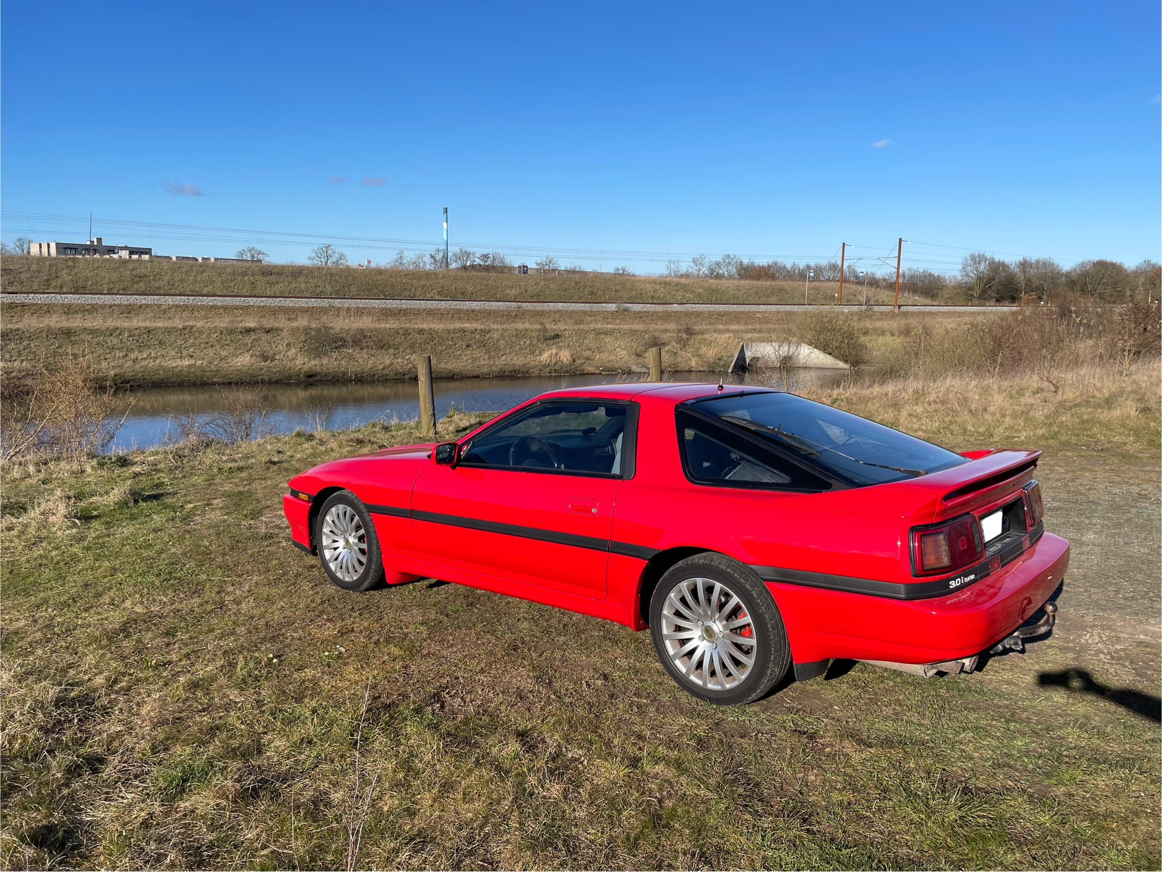 Rød Toyota Supra fra 1991
