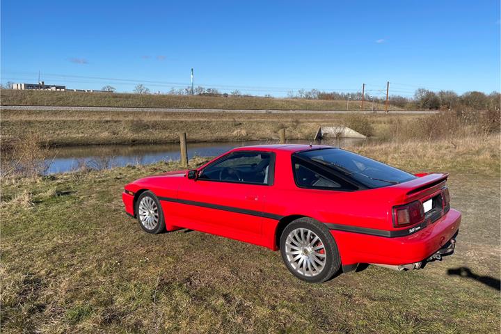 Rød Toyota Supra fra 1991