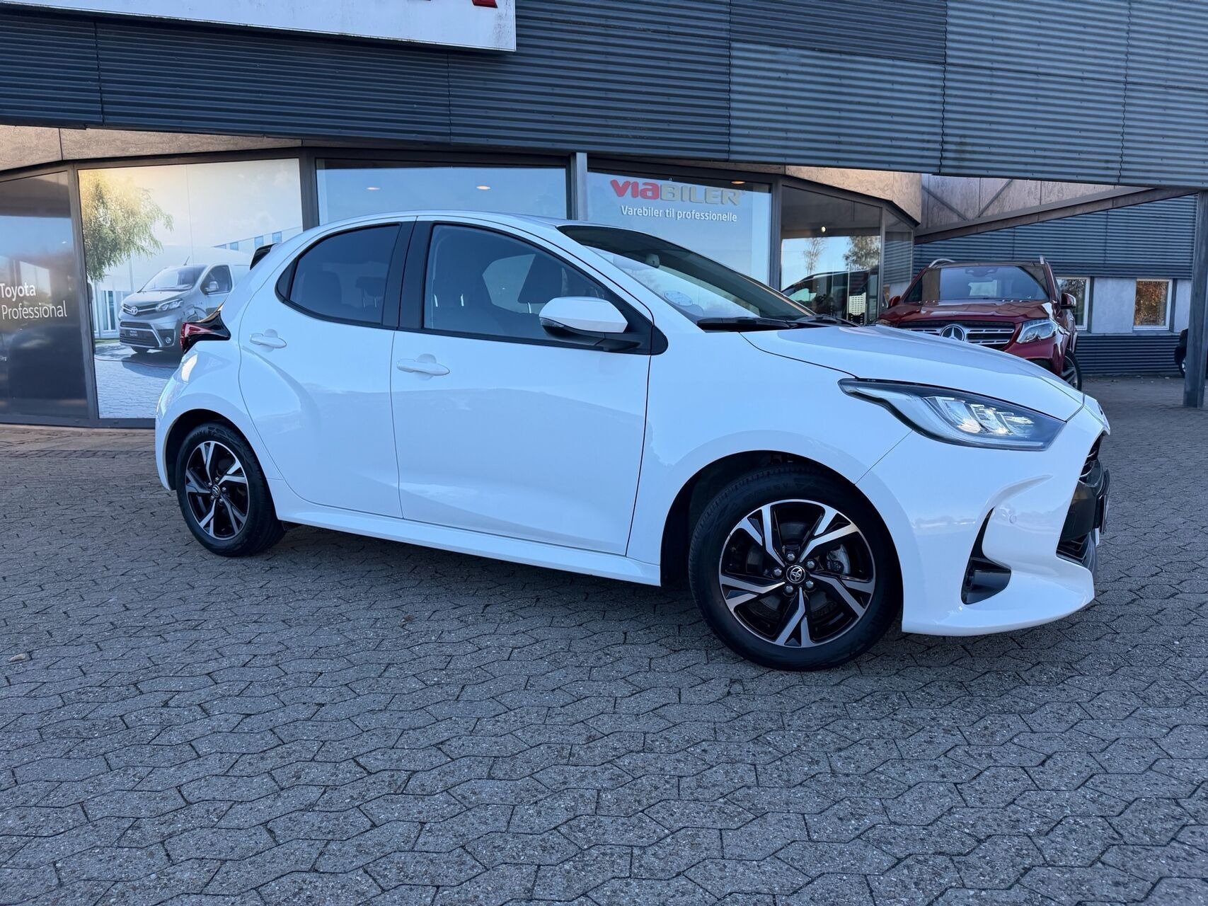 Hvid Toyota Yaris fra 2024