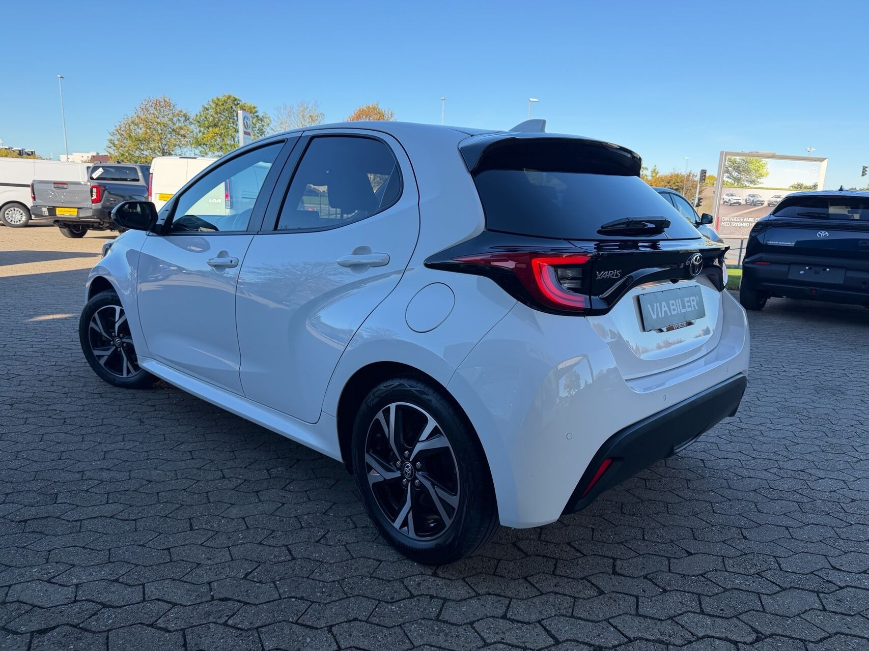 Hvid Toyota Yaris fra 2024