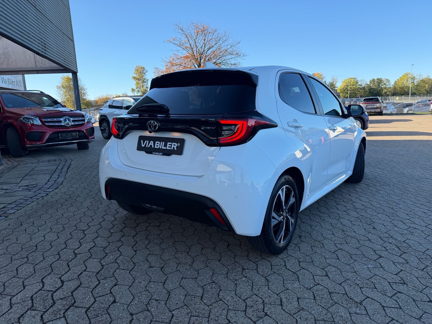 Hvid Toyota Yaris fra 2024