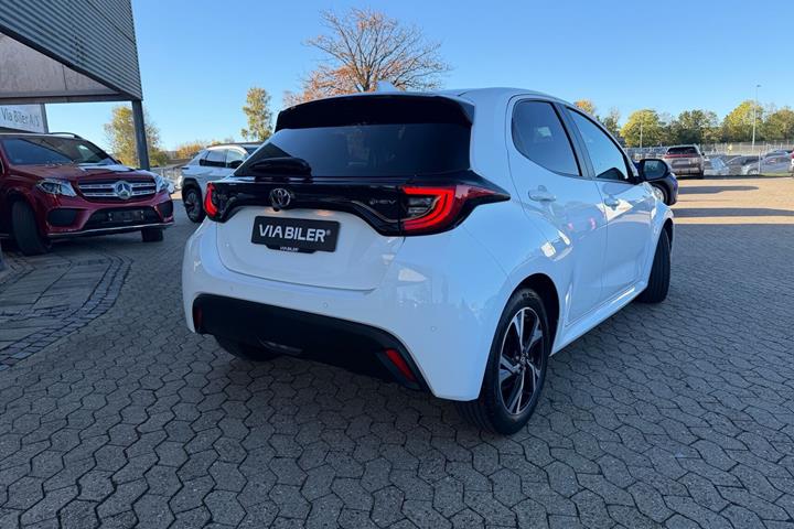 Hvid Toyota Yaris fra 2024