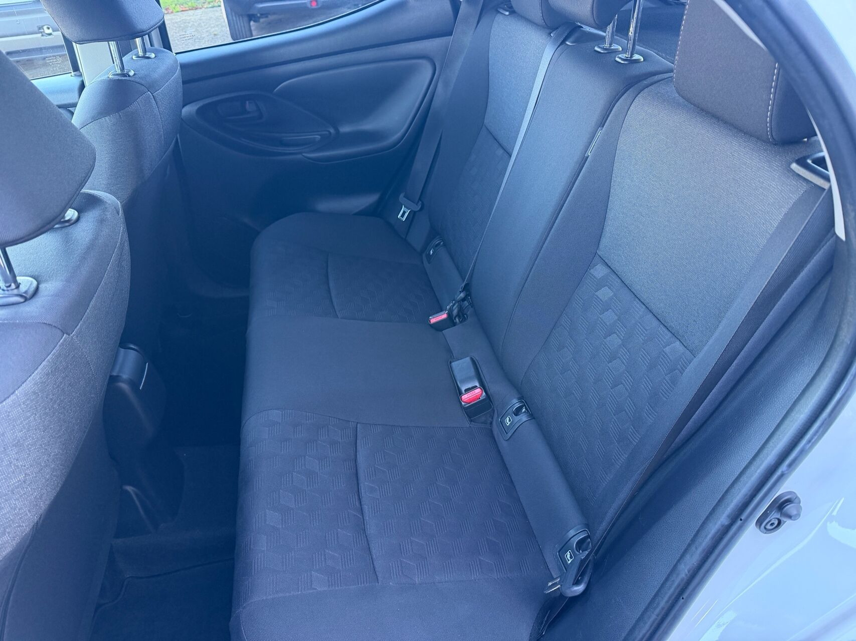 Hvid Toyota Yaris fra 2024