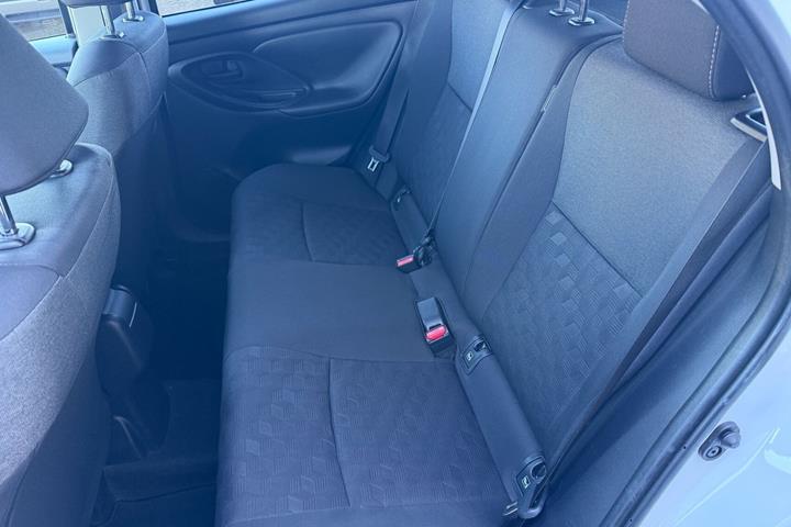 Hvid Toyota Yaris fra 2024
