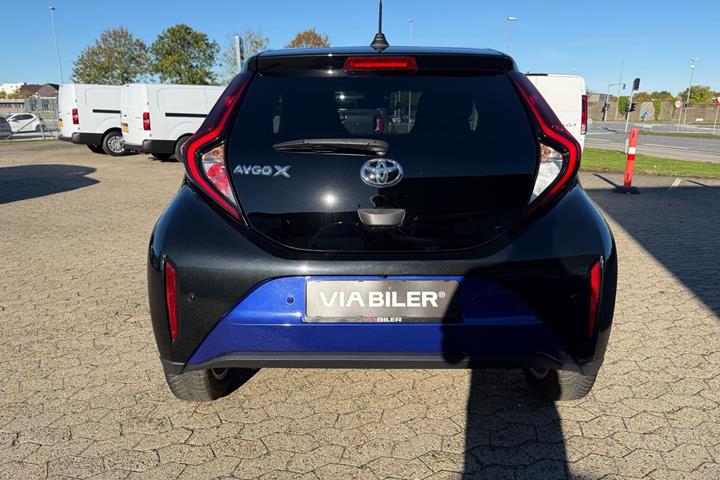 Blå Toyota Aygo X fra 2022