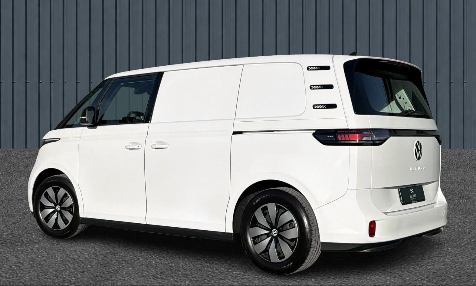 Hvid VW ID.Buzz fra 2024