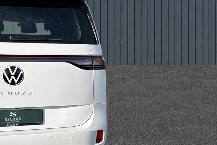 Hvid VW ID.Buzz fra 2024