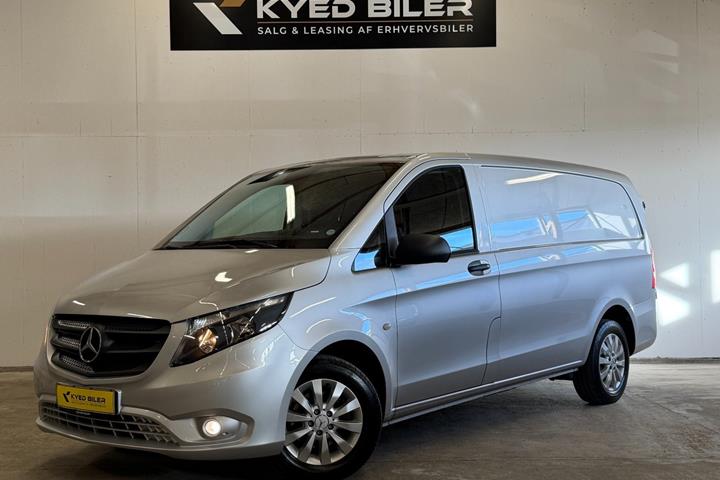 Sølv Mercedes Vito 114 fra 2019 set udefra