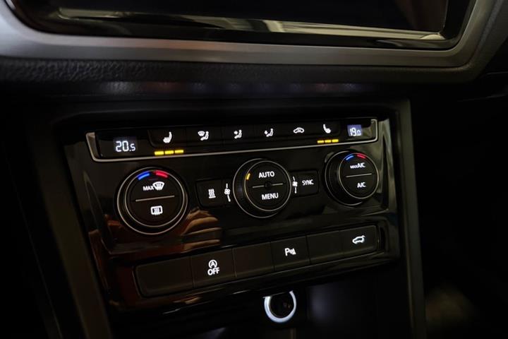 Blå VW Touran fra 2019
